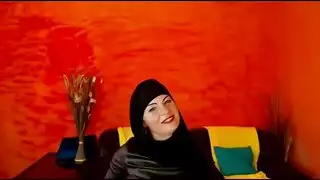 تركي حارقة ترتدي الحجاب تمارس الجنس بقوة على الكاميرا المباشرة