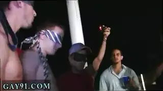 فحول مراهقون في جماع رباعي مثير