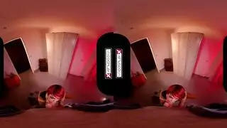 في آر إباحي: مراهقة مذهلة تمص قضيبًا كبيرًا بشدة