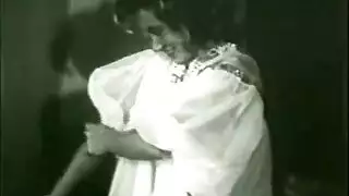 علاقة جنسية جماعية آسيوية في المترو: جماع عنيف في قطار عام