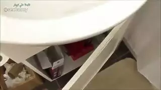 علمت أن أخاها يعمل في البورن، والآن يمزق فتحاتها الضيقة