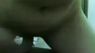 يتجسس على اختو فيي الحمام ومسكها غسيل عنها