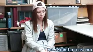 هذه الضابطة تقدم خدمة إباحية لا تنسى