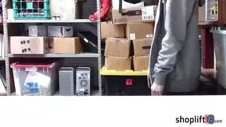 خيال جنسي ثلاثي سري: زوجة الأب الشقراء وزوجة الابن في فيلم إباحي صريح