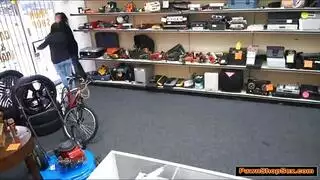 عاهرة لاتينية تأخذ حمولتين في فمها مقابل المال