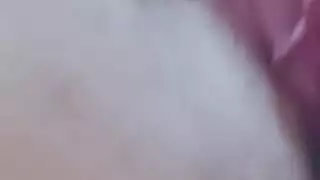 سارقة المتجر تحصل على جنس فموي قاسي على الأريكة كعقاب