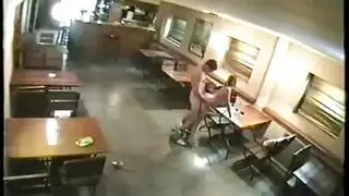 يغلق عين زوجتة وينيكاها صديه