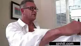 عملاق اسود فحم ينيك البنت وامها