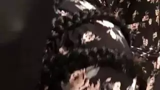 عاهرة سمراء لا تستطيع الانتظار – تحتاج لقضيب عشيقها الكبير فوراً