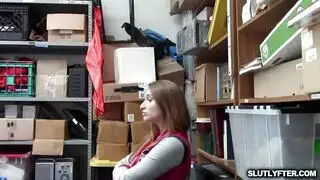 فرج هالي مانسون المبلل يقطر من الجنس الجماعي في الفصل