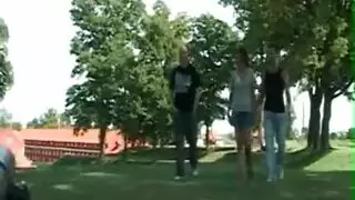 رجلان يمارسان الجنس مع فتاة وقحة بينما صديقتهما تشاهد عاجزة