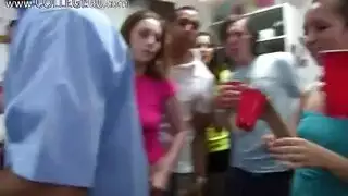فتيات الجامعة العاهرات يحصلن على حفرهن الممتلئة بقوة