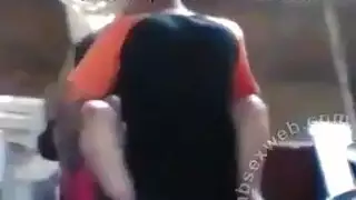 حفلة جنس الصالة الرياضية: رجال أصلع وفتيات الحفلات يمارسون الجنس القاسي