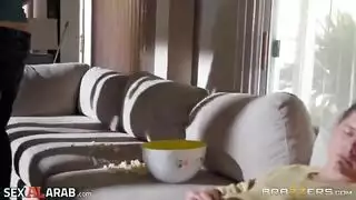 مترجم بجوار الام