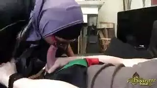 عاهرة محجبة تتوسل لقضيبين في فتحاتها الضيقة