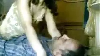 موقع بناء إباحي: النجار ينيكها منحنية على حصان النجارة