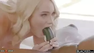 حبيبة خائنة تتعرض للضرب بزب رئيسها الأسود الكبير المنتصب