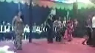 حركات رقص عاهرة تكشف كل الفتحات