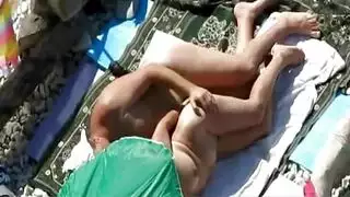 مشهد خارجي صريح: نيك غير مقتطع وتدفق سوائل بين الأشجار