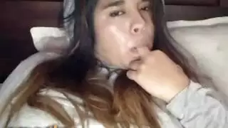 عاهرة جزائرية تتلذذ بالكاميرا: ظهور عاري كامل وكشف فرجها