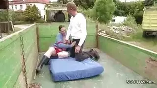 كس ميلف ألمانية شقراء يُدق بقوة من قبل عامل مزرعة قاسي