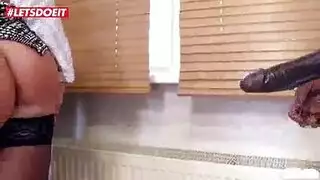 موظفة مكتب ألمانية تأخذه في طيزها