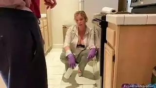 milf تتظاهر بالسقوط وتملأها السائل المنوي