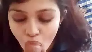 فم المراهقة ممتلئ بقضيب صلب في جنس جماعي بدبي