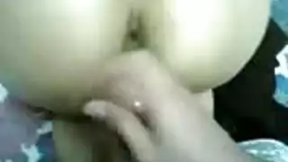 محجبة تظهر فرجها المشعر في مشهد إباحي