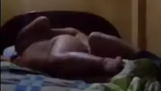 مثلية ثلاثية إباحية: نيك كل فتحاتها بشراسة