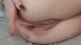 صديقة هاوية تمص قضيبًا مغطى بالقشطة في فيلم بورن صريح