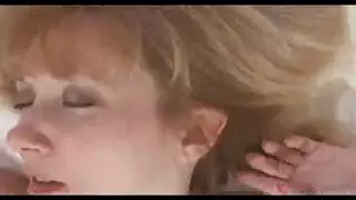 معلمة تلهث وتعطي تعليمات خطوة بخطوة للجماع على الخط الساخن