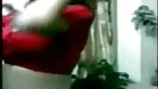 جنس صريح في الفناء الخلفي: شعر الزوجة يُجذب أثناء عرض وضعية الكلب على الكاميرا