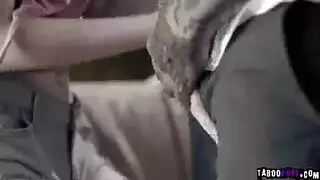 بنت تصرخ وهيه تتناك من كسها الابيض