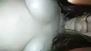 ربة المنزل ذات النظارات تحب القضيب النابض في فمها