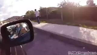 فيلم إباحي في موقف السيارات: قضيب ضخم يمارس الجنس ويقذف داخلها