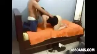 الزوجة تأخذه من الخلف والعائلة قريبة