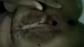 مهبل الفتاة الإندونيسية الجذاب الضيق يدفع بقضيب صلب