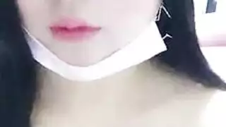 عاهرة ترتدي اللاتكس اللامع ترقص ثم تمص عدة قضبان لأجل المال