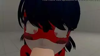 مبتلة في الغابة: كاتي تأخذ عدة أعضاء ذكورية عميقاً بداخلها