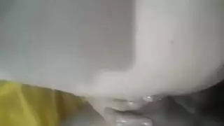 شرجي يختبر صديقة